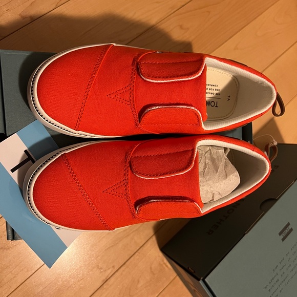 Brand new never worn in the box Toms Pasadena Youth Size 4 - Picture 5 of 9